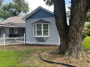 805 S Shanks St, Clute, TX 77531