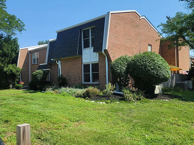 1055 Harbour Dr — Photo 1
