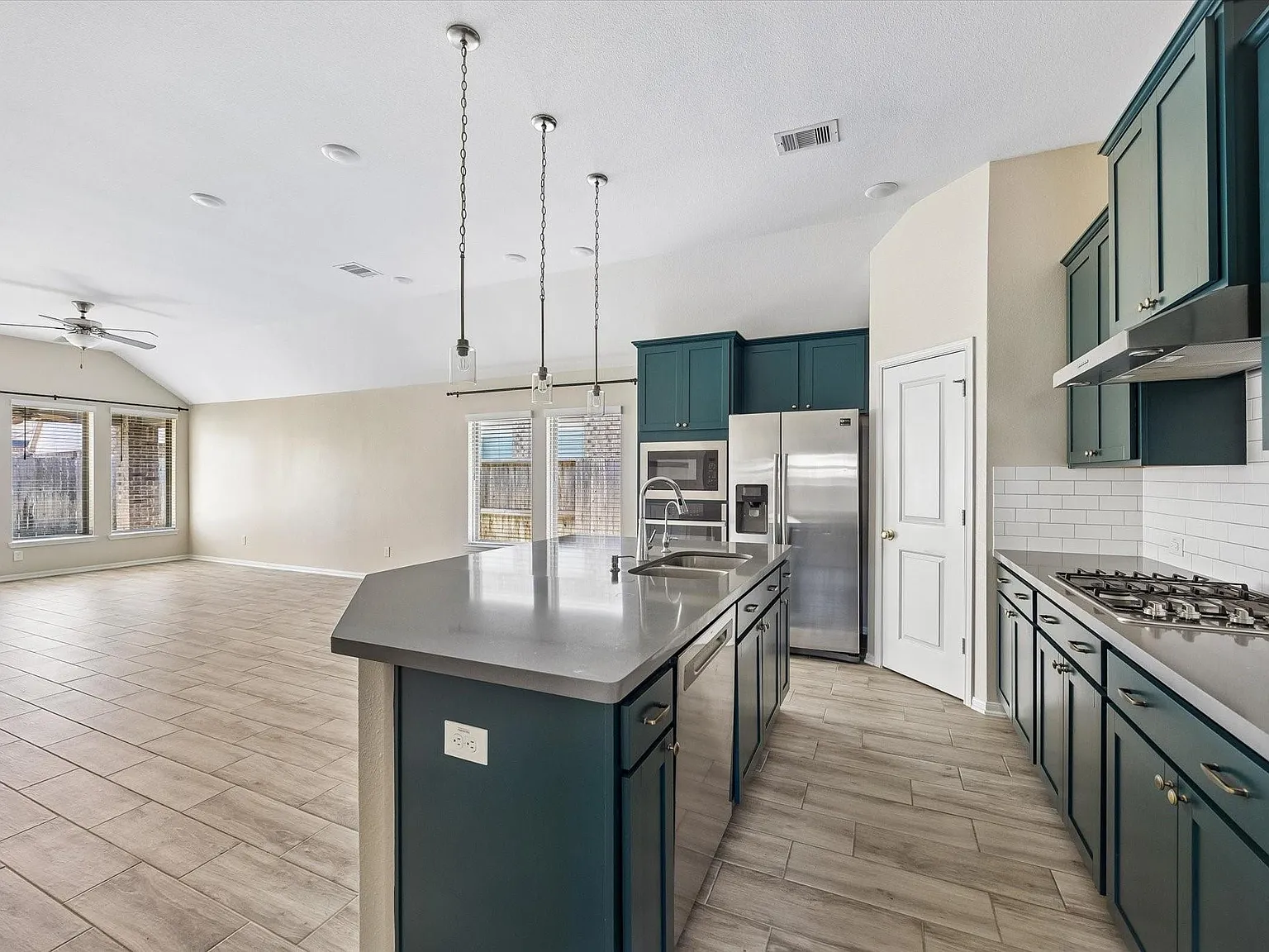 3 bed, 2.0 bath, 1743 sqft, $2,600 — Photo 3
