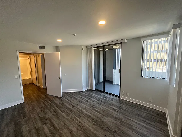 1223 Federal Ave — Photo 35