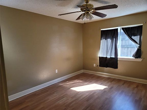 5th image of 111 E Queens Dr