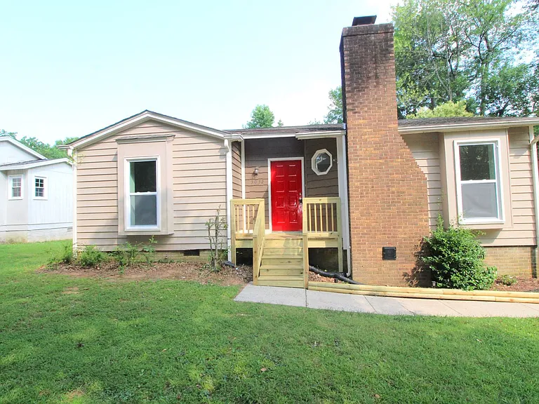 3032 Chenango Dr — Photo 1
