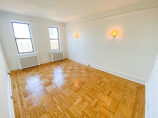 4th image of 29 E Mosholu Pkwy N APT 6D