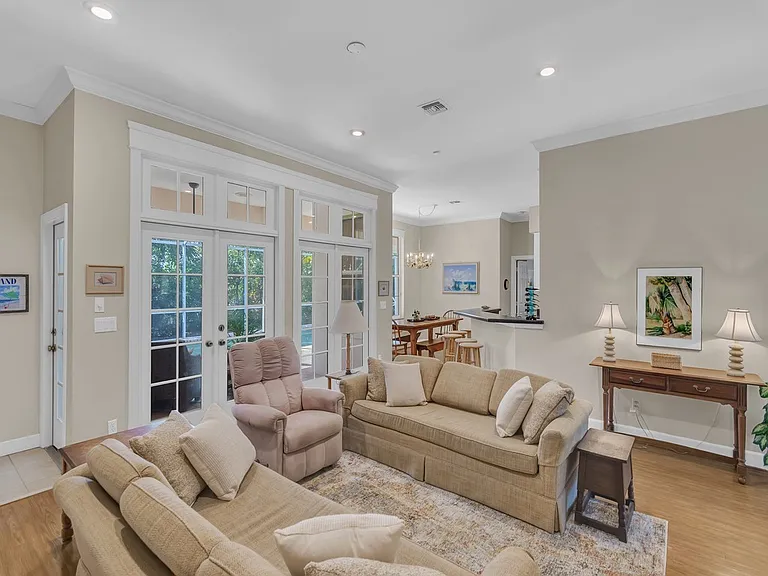 2225 Seaside St — Photo 3