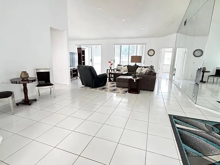 11690 Briarwood Cir #4 — Photo 9