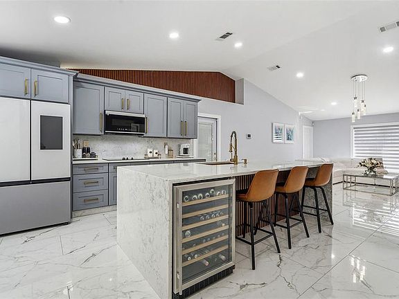 5th image of 8025 Ridgeglen Cir W