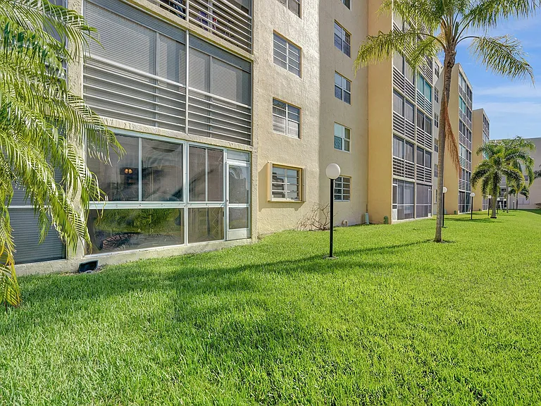 401 SE 3rd St #107 — Photo 38