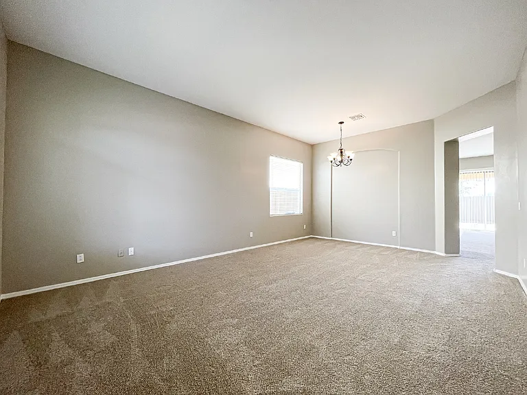 3529 W Belle Ave — Photo 2