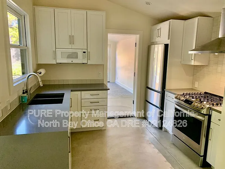 945 Brown St #B — Photo 9
