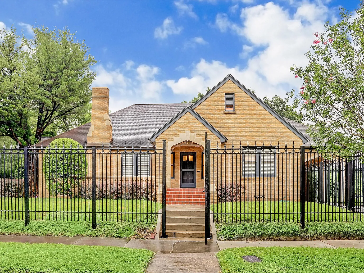 3 bed, 2.0 bath, 2617 sqft, $5,000 — Photo 1