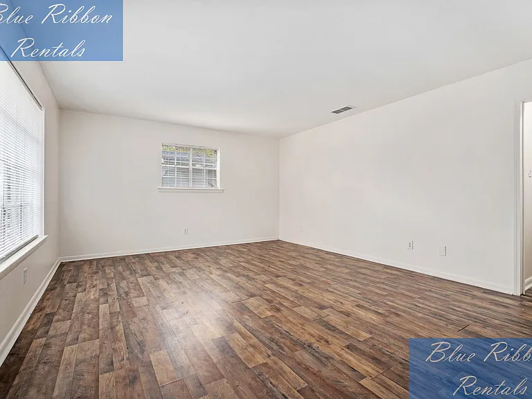 2712 Moot Ave — Photo 5