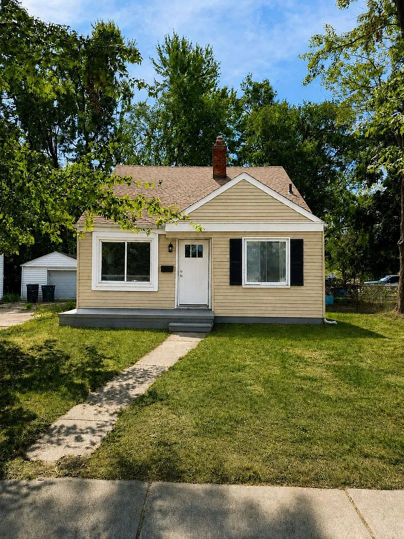 Beautiful 3 bedroom, 1 bath home with fenced yard, Granite, Luxury Flooring — Photo 1