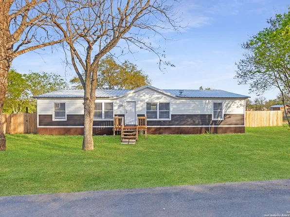 1416 Trail, Floresville, TX 78114