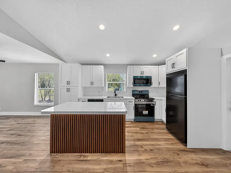 351 NW 8th Ave — Photo 3