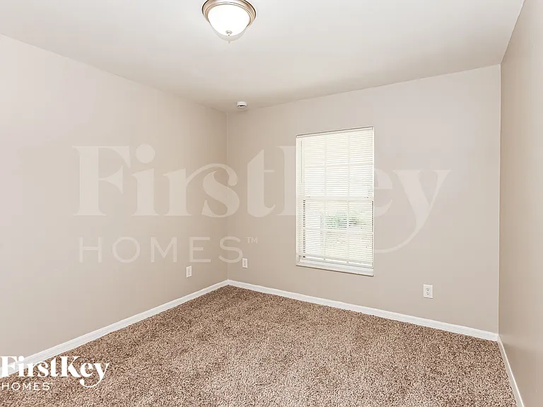 1141 Ebert St E — Photo 17