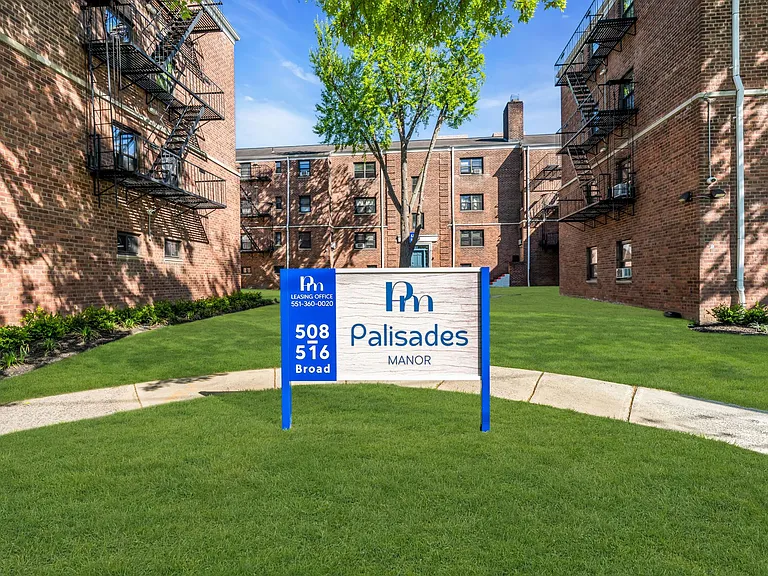 Palisades Manor Apartments — Photo 20