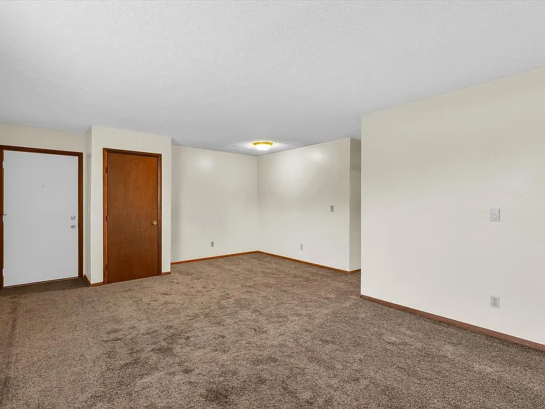 305 S Prospect Rd — Photo 4