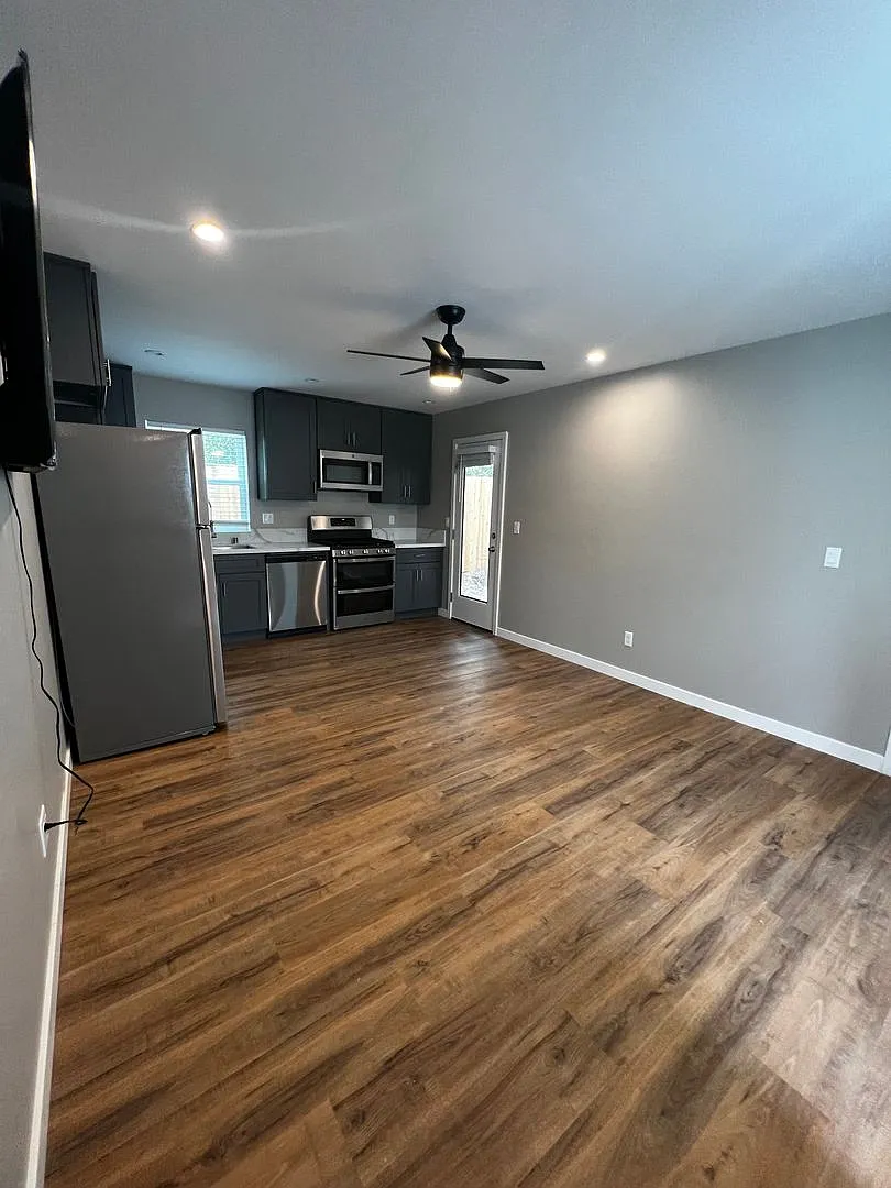 Bedroom W / 4 Bathrooms- Rent Front House To Make It 10 Bed 7 Bath For $11,800.00 — Photo 4