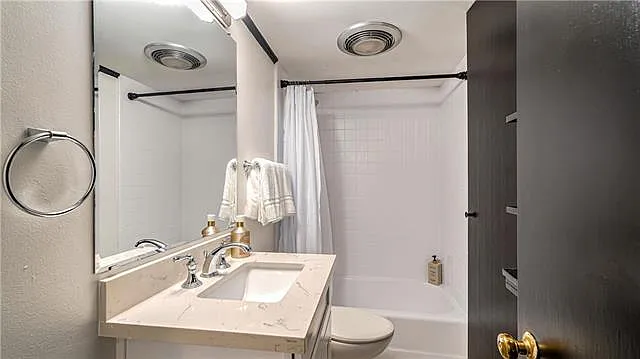 922 Chartres St #D — Photo 9