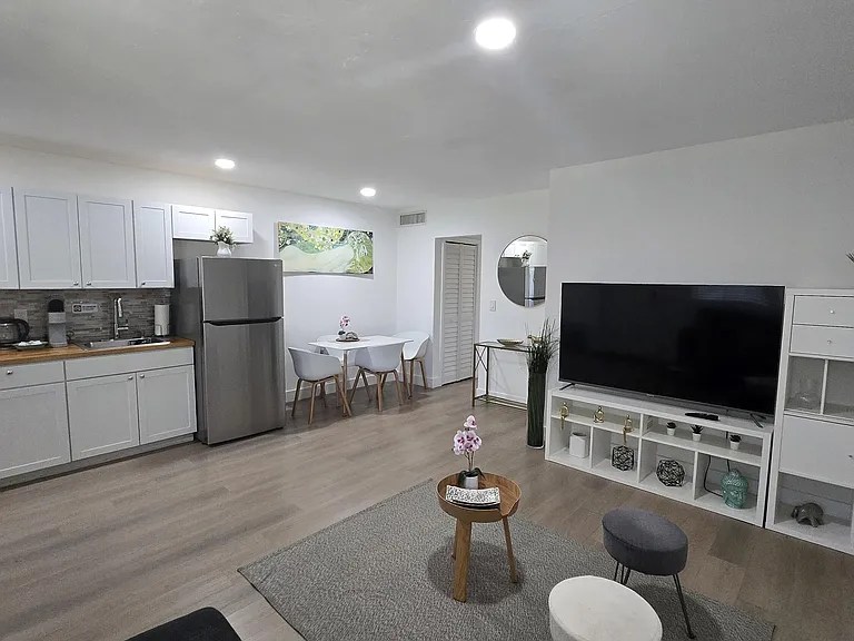 704 NE 8th St #10 — Photo 2