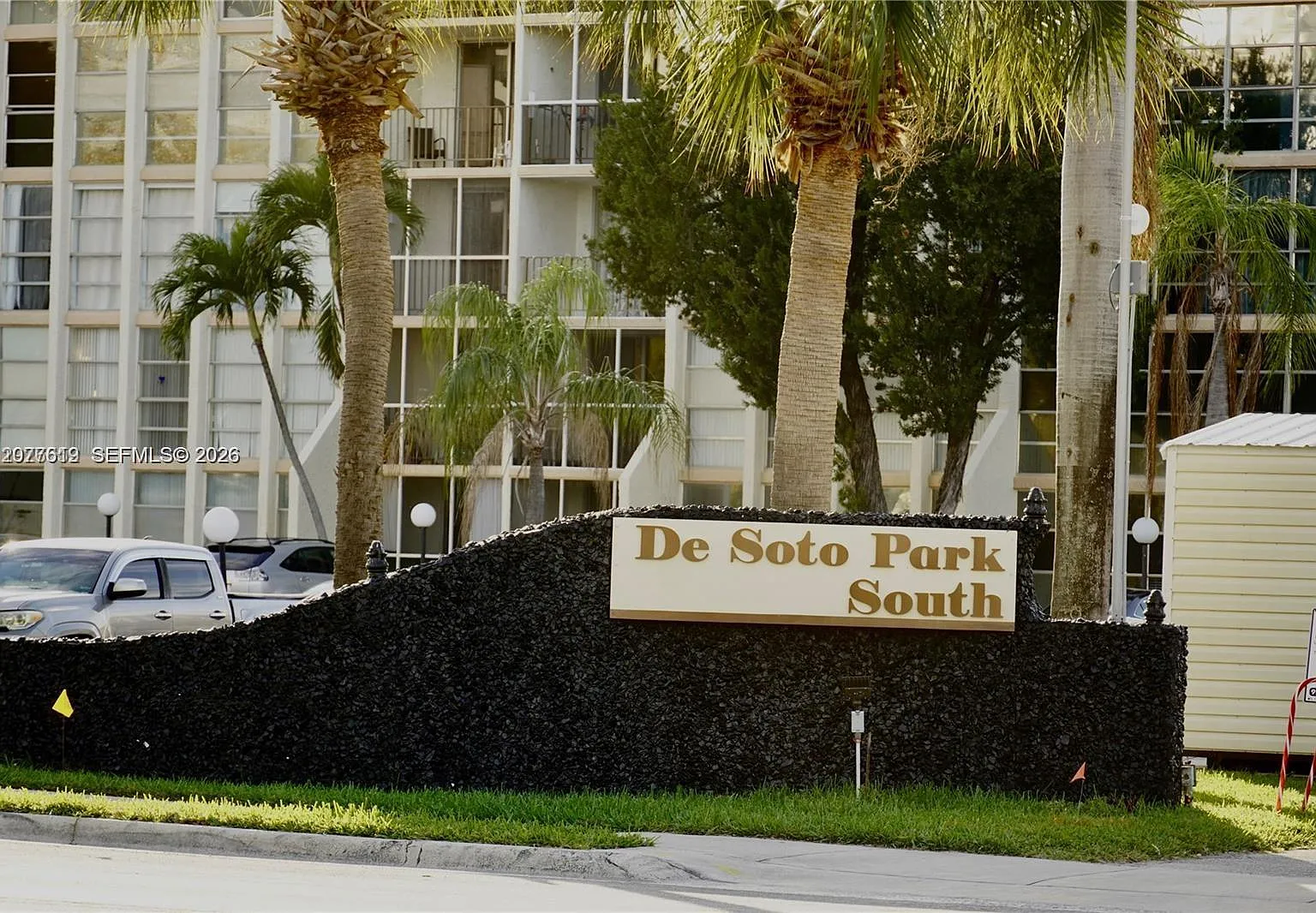 Desoto Park Condo — Photo 1