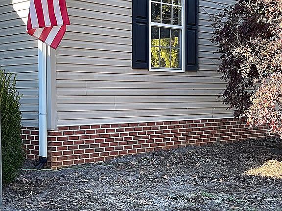 Rght of house/garage window