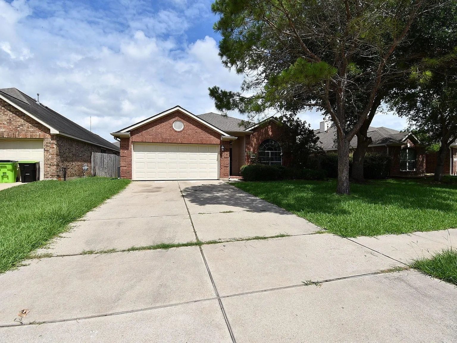 3 bed, 2.0 bath, 1934 sqft, $2,000 — Photo 2
