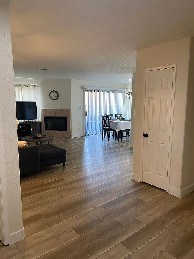 Americana Property Mgmt - Freshly Remodeled 2beds-2baths Condo Fully Furnished In The Sw — Photo 4