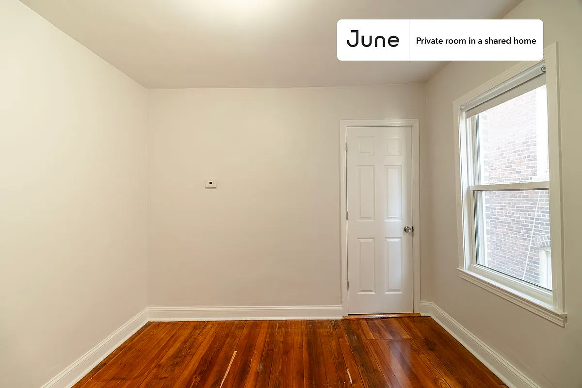 Queen bedroom in 4 bed/1 bath home in Roxbury #1875 C — Photo 4