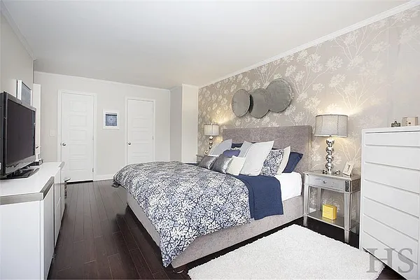 Sold by R New York | media 13