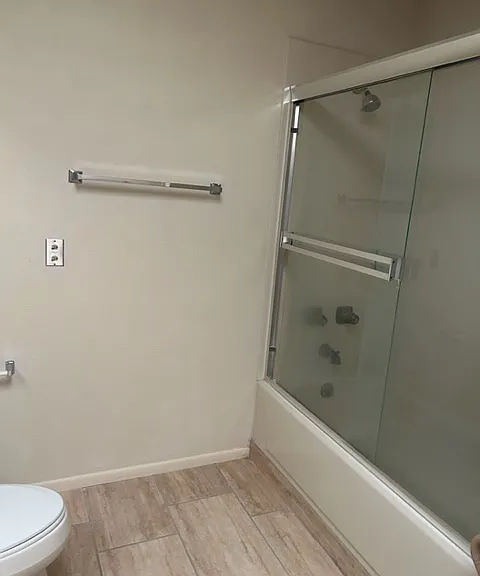Upstairs BA showing tub/shower