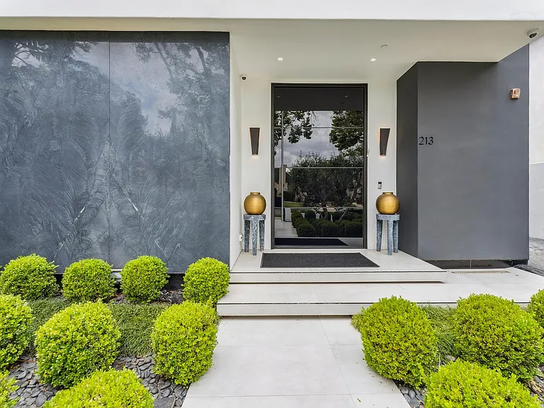 213 S La Peer Dr — Photo 4