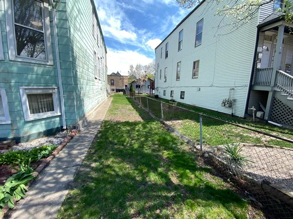 3327 N Whipple St, Chicago, IL 60618