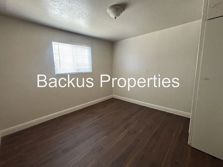 James St 516 — Photo 13