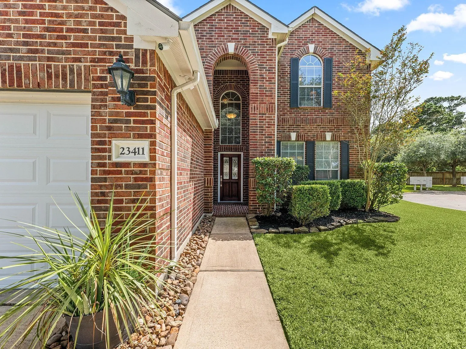 3 bed, 2.5 bath, 2266 sqft, $2,400 — Photo 3
