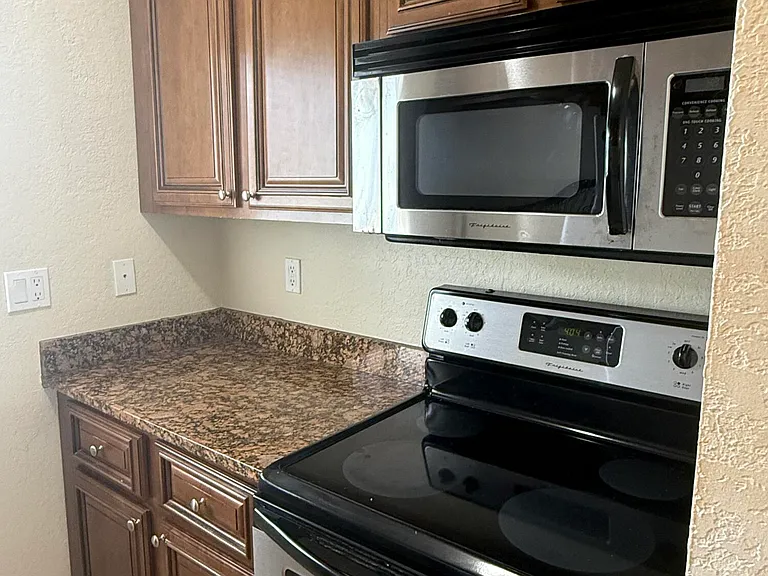 578 NE 20th St #10-E — Photo 10