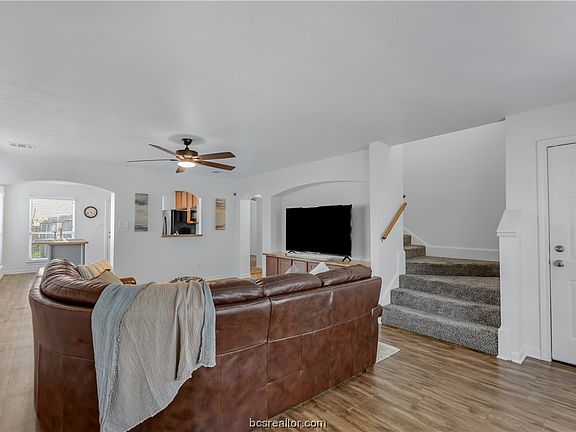 3rd image of 514 Nelson Ln