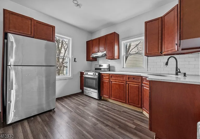 268 Leslie St — Photo 10