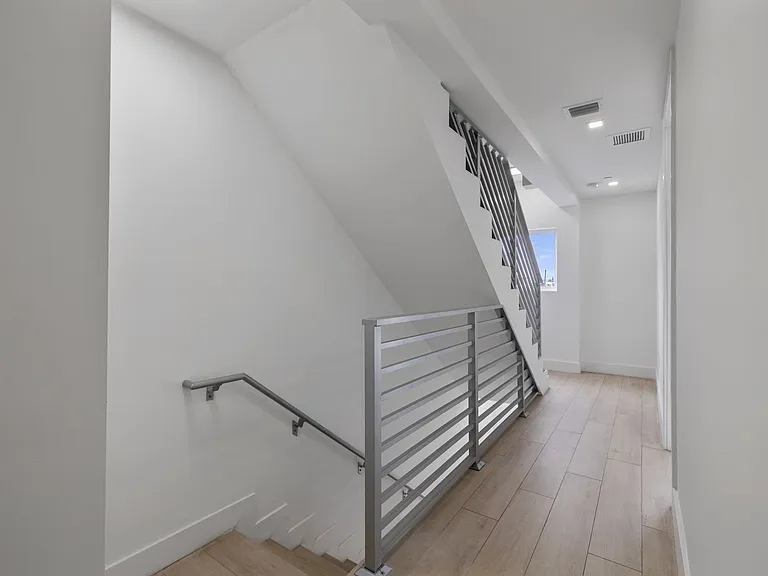 434 SW 10th St — Photo 13