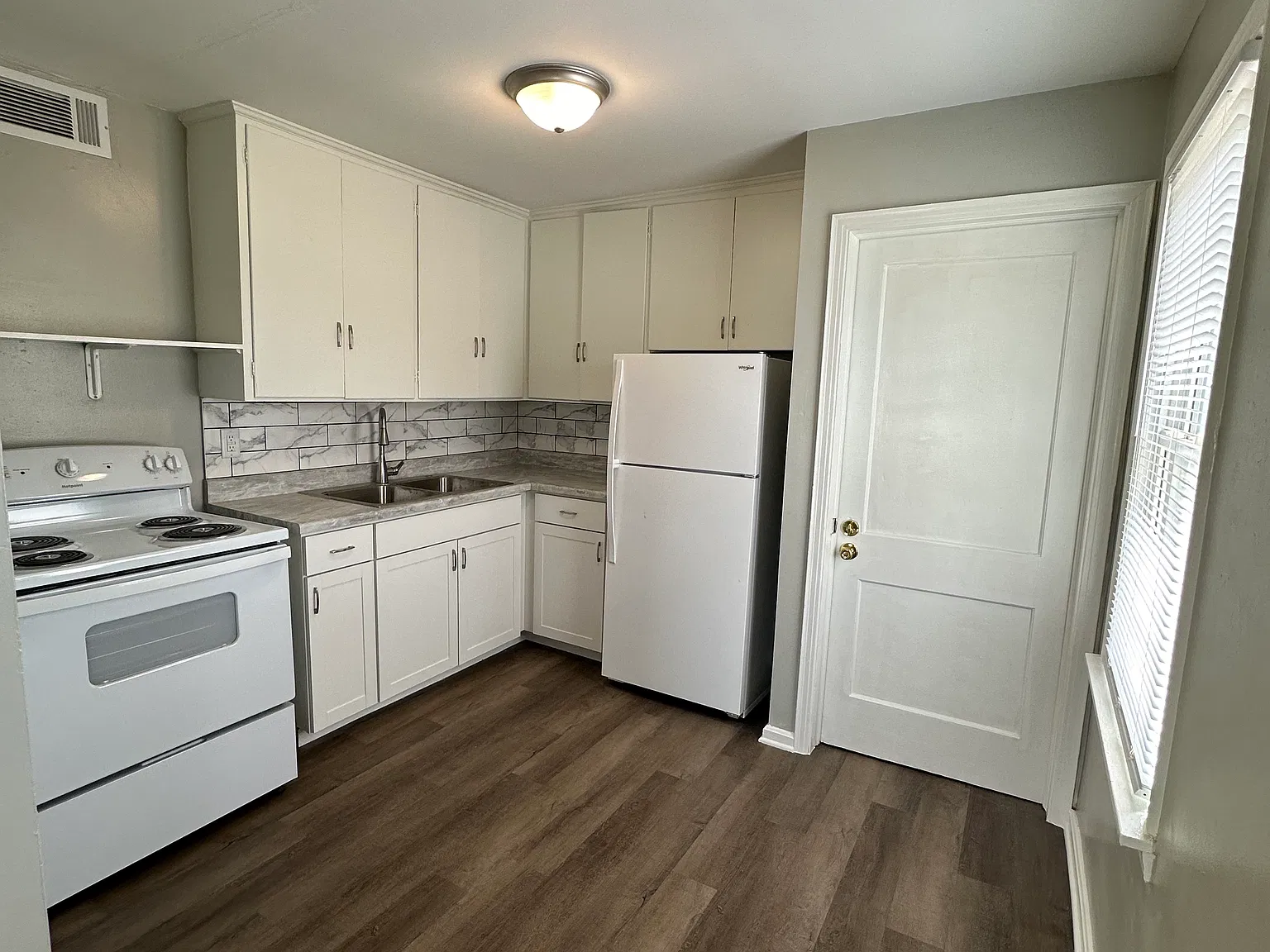 306 Middle St — Photo 2
