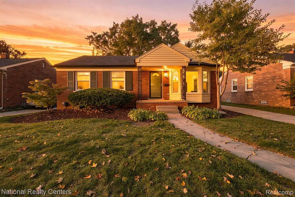 3 bed, 1.0 bath, 1187 sqft, $2,000 — Photo 2