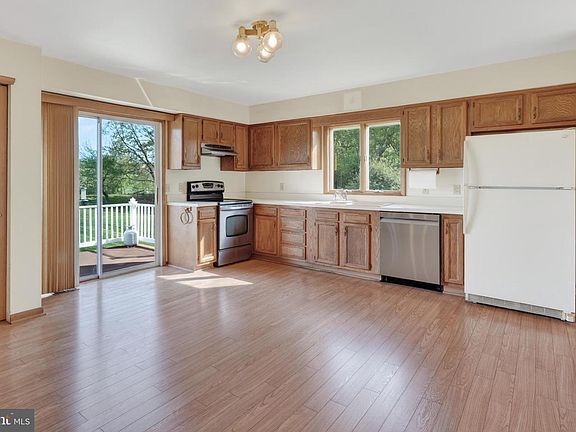 3rd image of 9 Drake Rd