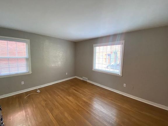 Living room. Hardwood floors