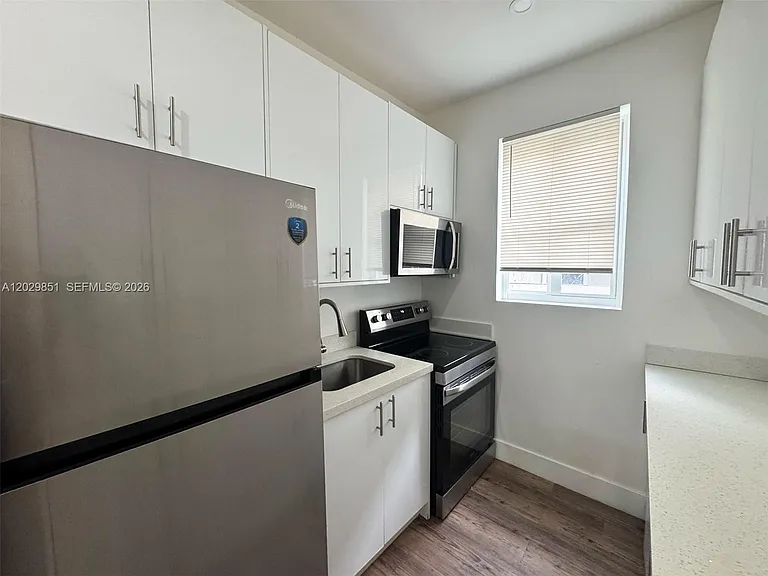 321 SW 9th Ave #4 — Photo 5
