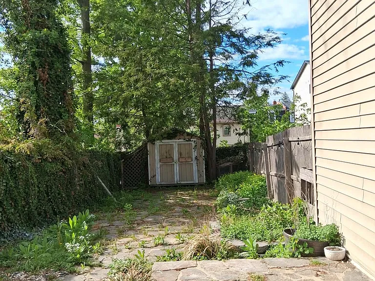 115 E 2nd St — Photo 31