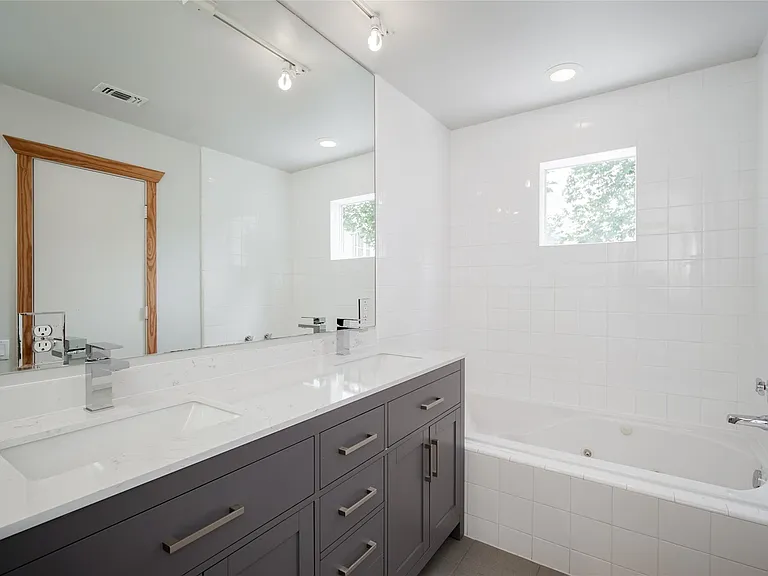 5425 Dickson St — Photo 30