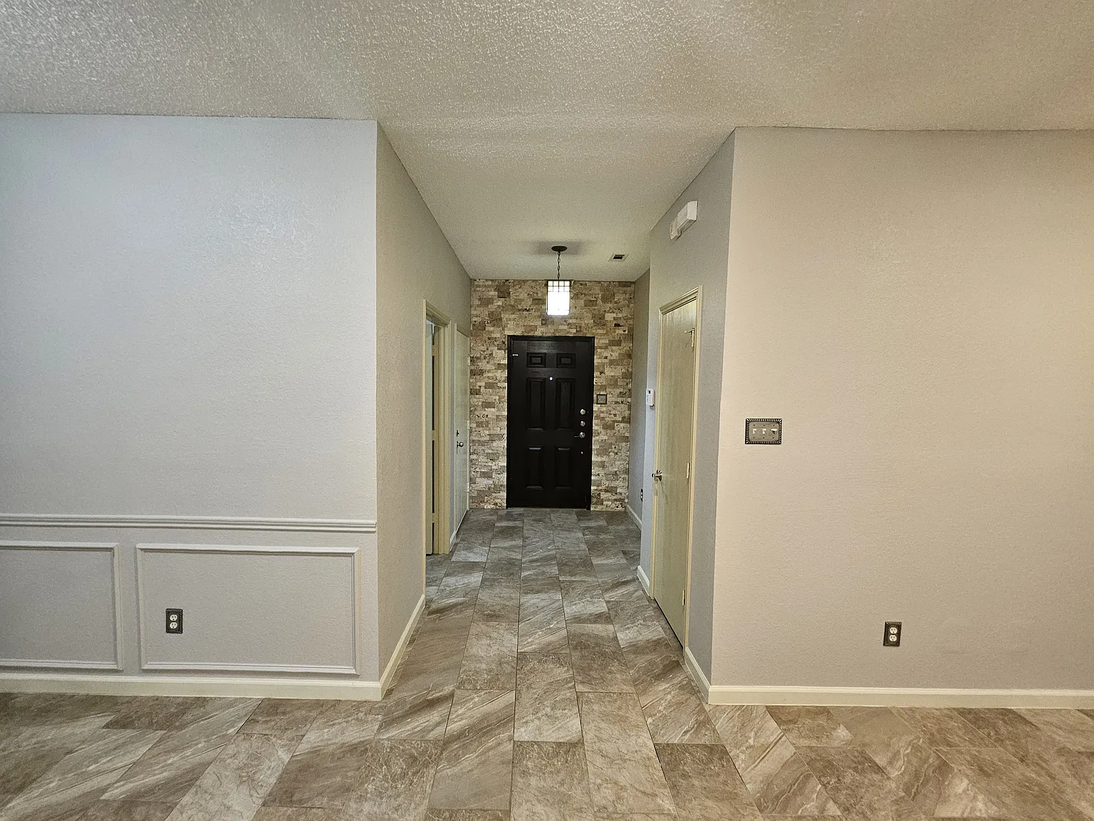 3 bed, 1559 sqft, $2,195 — Photo 3