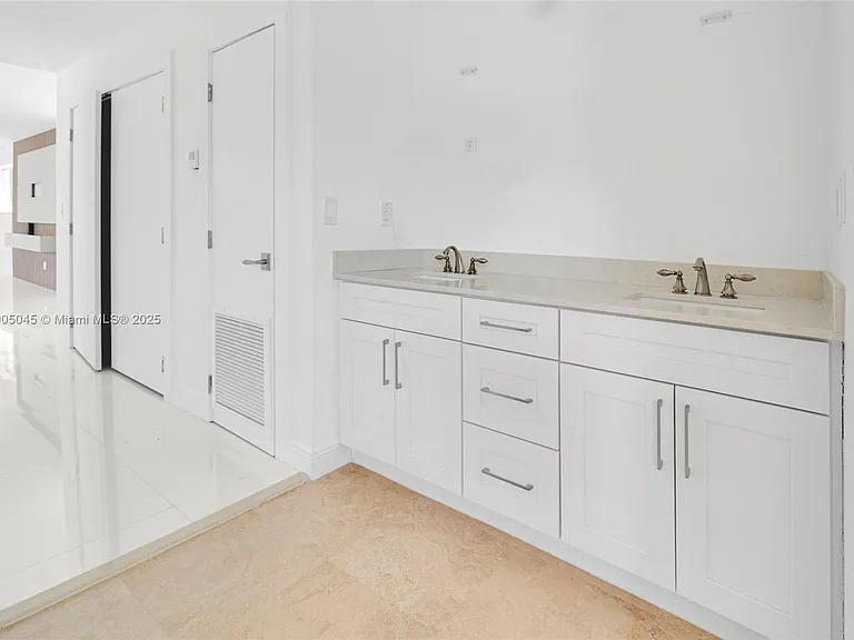 425 SW 129th Ave — Photo 21