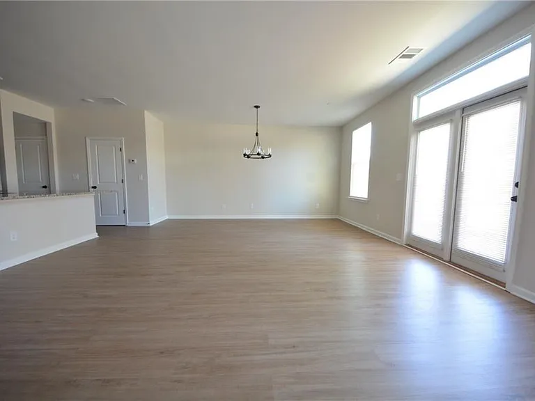 1147 Lucan Ln — Photo 13