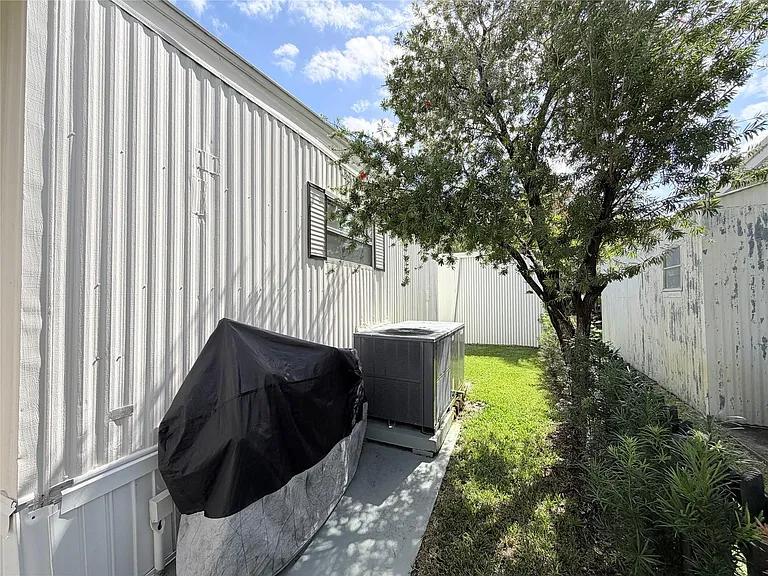 5221 SW 25th Ave — Photo 21